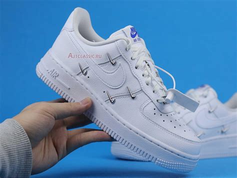 nike air force 1'07 lx.